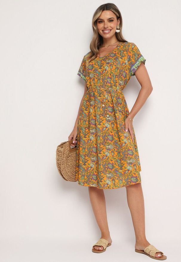 Born2be - Żółta Wiskozowa Sukienka Rozkloszowana we Wzór Paisley Mastis. Kolor: żółty. Materiał: wiskoza. Wzór: paisley