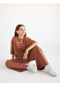 Reserved - T-shirt z haftem - brązowy. Kolor: brązowy. Materiał: tkanina. Wzór: haft