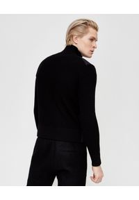 MONCLER - Czarna kurtka z dzianinowymi rękawami. Kolor: czarny. Materiał: dzianina. Długość: długie. Wzór: nadruk #4