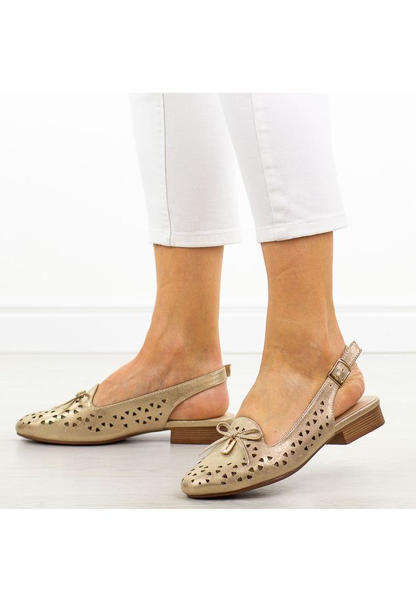 Złote ażurowe półbuty damskie Jezzi Asa222-7. Okazja: na co dzień, na spacer. Kolor: złoty. Materiał: skóra. Wzór: ażurowy. Sezon: wiosna, lato. Obcas: na obcasie. Styl: elegancki, casual. Wysokość obcasa: niski