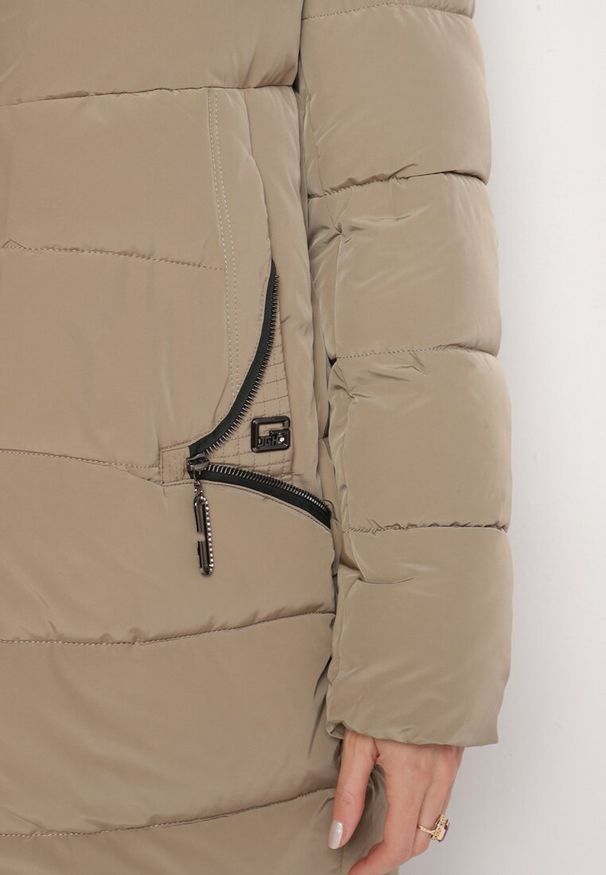 Born2be - Beżowa Pikowana Kurtka z Kapturem i Wysokim Kołnierzem Avalentura. Okazja: na spacer, na co dzień. Typ kołnierza: kaptur. Kolor: beżowy. Materiał: jeans. Sezon: zima. Styl: casual, klasyczny