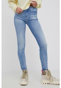Tommy Jeans jeansy damskie medium waist. Kolor: niebieski