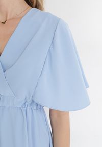 Born2be - Niebieska Rozkloszowana Sukienka Midi z Kopertowym Dekoltem i Gumką w Talii Muntani. Kolor: niebieski. Długość rękawa: krótki rękaw. Typ sukienki: kopertowe. Długość: midi