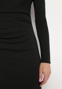 Born2be - Czarna Dopasowana Sukienka Koktajlowa z Modnym Drapowaniem i Rozcięciem Faeridae. Kolor: czarny. Styl: wizytowy #3