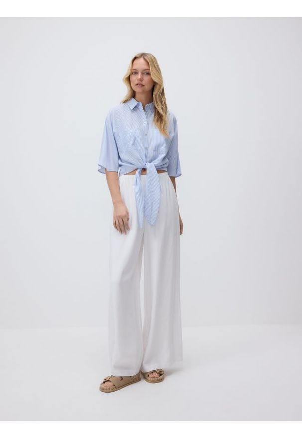 Reserved - Wiązana koszula z wiskozy - jasnoniebieski. Kolor: niebieski. Materiał: wiskoza