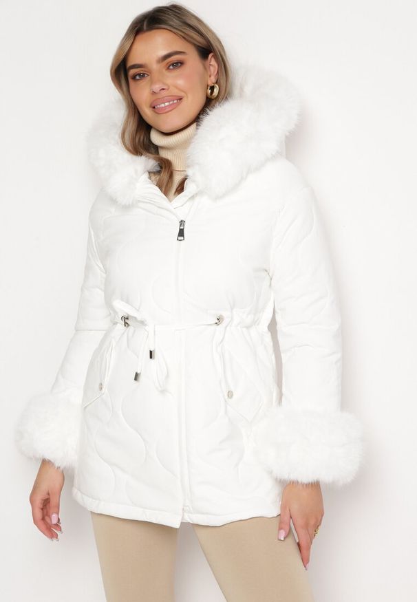 Born2be - Biała Kurtka Ozdobiona Futerkiem ze Ściągaczami w Talii i Kapturem Atermi. Kolor: biały. Materiał: futro. Wzór: aplikacja. Sezon: zima, jesień