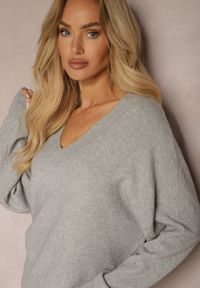 Renee - Szary Klasyczny Sweter z Wiskozą i Kaszmirem Marirra. Okazja: na co dzień, do pracy. Typ kołnierza: dekolt w serek. Kolor: szary. Materiał: wiskoza, kaszmir. Styl: klasyczny #4