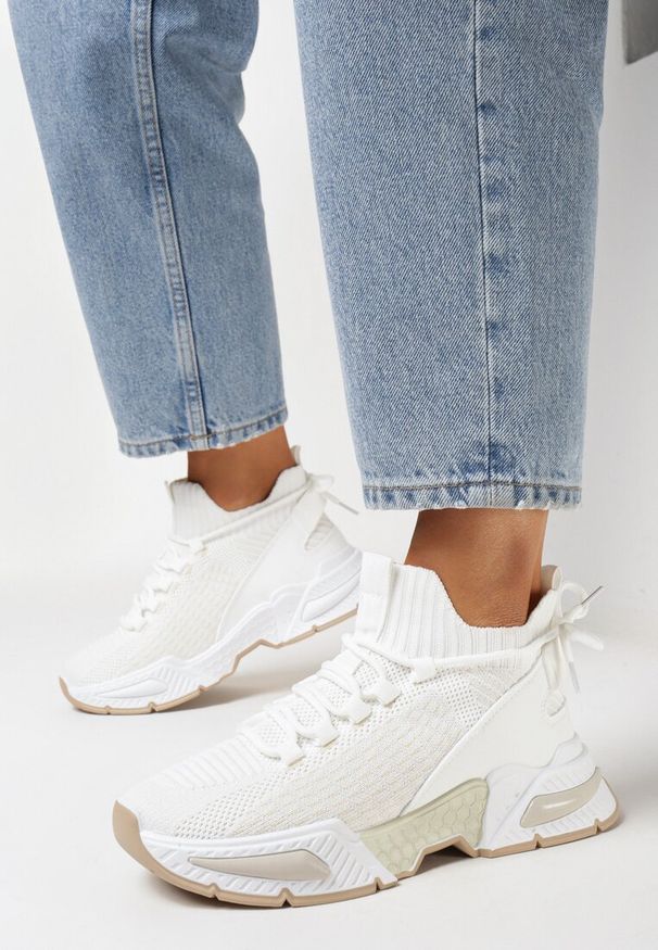 Born2be - Białe Sneakersy ze Skarpetkową Cholewką i Grubą Podeszwą Lekkra. Okazja: na co dzień. Kolor: biały. Szerokość cholewki: normalna. Sport: fitness