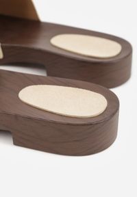 Renee - Beżowe Klapki z Nitami po Bokach Xerxathan. Okazja: na co dzień. Kolor: beżowy. Styl: casual #2