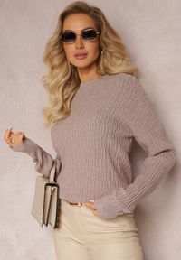 Renee - Ciemnobeżowy Sweter z Tłoczeniami o Klasycznym Fasonie Sigune. Kolor: beżowy. Wzór: jednolity. Sezon: jesień, zima. Styl: klasyczny