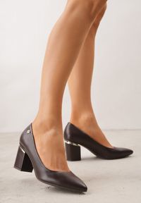 Born2be - Brązowe Klasyczne Czółenka na Słupku ze Skórzaną Wkładką i Metaliczną Ozdobą Bralita. Nosek buta: otwarty. Kolor: brązowy. Materiał: skóra. Wzór: aplikacja. Obcas: na słupku. Styl: klasyczny. Wysokość obcasa: średni #5