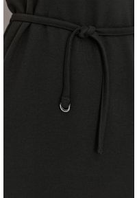Calvin Klein Sukienka kolor czarny mini prosta. Okazja: na co dzień. Kolor: czarny. Materiał: poliester. Typ sukienki: proste. Styl: casual. Długość: mini #4