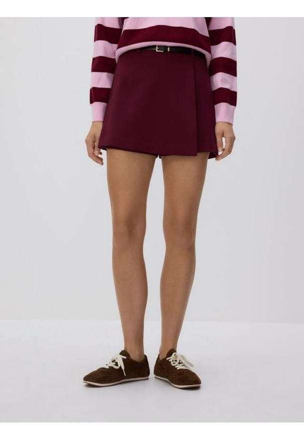 Reserved - Spódnico-szorty z paskiem - burgundowy. Kolor: czerwony. Materiał: tkanina, wiskoza. Styl: klasyczny