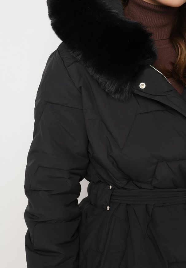 Born2be - Czarna Pikowana Kurtka z Wiązanym Paskiem i Kapturem z Futerkiem Veratta. Okazja: na co dzień. Kolor: czarny. Materiał: futro. Styl: elegancki, casual