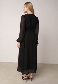 Born2be - Czarna Romantyczna Sukienka Koktajlowa z Falbanami i Marszczeniem w Pasie Aranilla. Typ kołnierza: kołnierz z falbankami. Kolor: czarny. Materiał: tkanina, materiał. Wzór: gładki, aplikacja. Typ sukienki: rozkloszowane. Styl: wizytowy #4