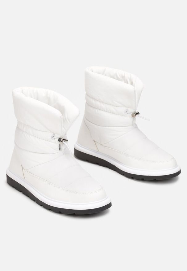 Born2be - Białe Śniegowce Pikowane ze Ściągaczem Ethila. Okazja: na co dzień. Nosek buta: okrągły. Kolor: biały. Materiał: jeans, materiał, futro, wełna. Sezon: zima. Obcas: na obcasie. Styl: elegancki, klasyczny, casual. Wysokość obcasa: niski