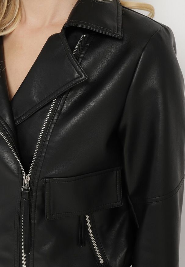 Born2be - Czarna Kurtka Ramoneska z Asymetrycznym Zamkiem i Ozdobnymi Klapami Accorda. Okazja: na co dzień. Kolor: czarny. Materiał: jeans. Styl: casual, elegancki, klasyczny