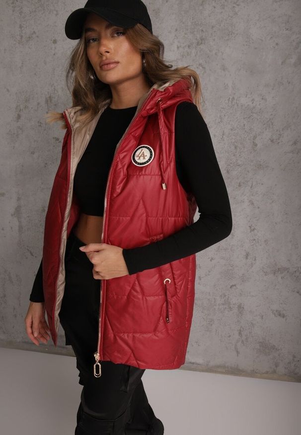 Renee - Czerwona Długa Kamizelka Pikowana z Nieodpinanym Kapturem Ozdobiona Naszywką Kasseda. Okazja: na co dzień. Kolor: czerwony. Materiał: poliester, jeans. Długość: długie. Wzór: aplikacja. Styl: casual