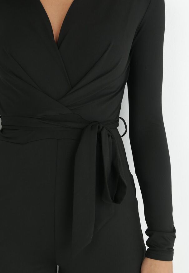 Born2be - Czarny Kombinezon z Kopertowym Dekoltem Cizine. Okazja: na co dzień. Kolor: czarny. Materiał: wiskoza. Styl: casual