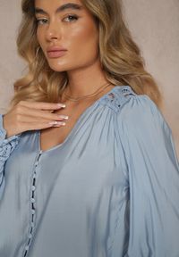 Renee - Jasnoniebieska Koszula Ozdobiona Ażurowym Wzorem Erivora. Kolor: niebieski. Materiał: jeans. Wzór: aplikacja, ażurowy. Styl: elegancki