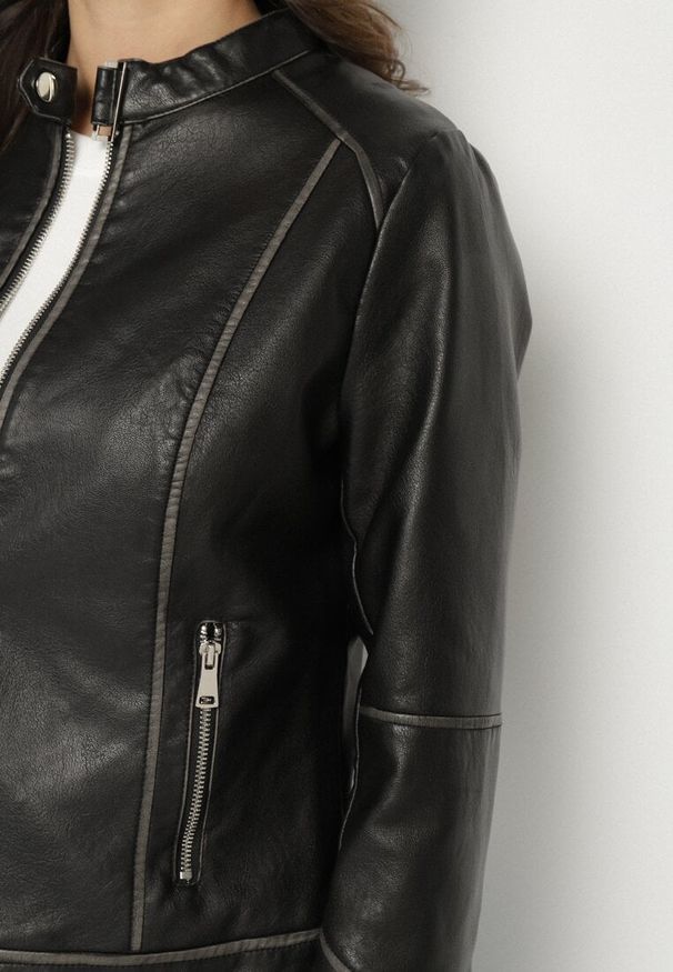 Born2be - Czarna Kurtka Ramoneska Ozdobiona Suwakami i Paskiem Idivaria. Okazja: na co dzień. Kolor: czarny. Materiał: jeans. Wzór: aplikacja. Styl: elegancki, casual, rockowy