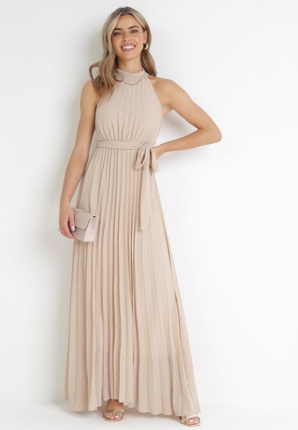 Born2be - Beżowa Plisowana Sukienka Maxi z Gumką w Pasie i Rozkloszowanym Dołem Tehe. Kolor: beżowy. Materiał: tkanina, materiał. Długość: maxi