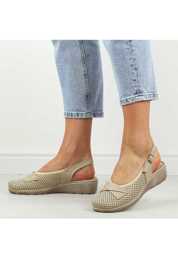 Beżowe skórzane ażurowe Polskie sandały damskie Gregors 952. Okazja: na co dzień. Nosek buta: okrągły. Zapięcie: pasek. Kolor: beżowy. Wzór: ażurowy. Materiał: skóra. Sezon: wiosna, lato. Obcas: na koturnie. Styl: casual