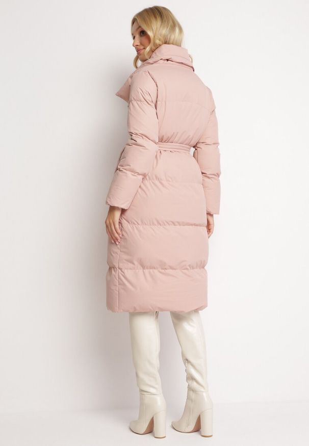 Born2be - Różowa Kurtka Płaszcz Zapinana na Napy Ukryte pod Plisą z Kieszeniami i Paskiem Ritallas. Typ kołnierza: kołnierzyk stójkowy. Kolor: różowy. Materiał: materiał. Długość: długie. Sezon: zima