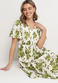 Born2be - Zielona Sukienka z Bawełny Ażurowa w Kwiaty z Rozkloszowanym Dołem Florbia. Okazja: na co dzień. Kolor: zielony. Materiał: bawełna. Długość rękawa: krótki rękaw. Wzór: kwiaty, ażurowy. Sezon: wiosna. Typ sukienki: rozkloszowane. Styl: klasyczny, casual #1