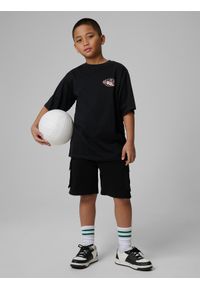 4f - 4F T-shirt loose z nadrukiem chłopięcy - czarny 146 (10-11 lat). Okazja: na co dzień, na uczelnię. Kolor: czarny. Materiał: dzianina, materiał, dresówka, bawełna, skóra. Wzór: nadruk. Sezon: lato. Styl: casual #2