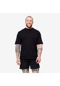 DOMYOS - Koszulka z krótkim rękawem męska Domyos Gym & Pilates. Kolor: czarny, wielokolorowy, beżowy. Materiał: elastan, tkanina, bawełna, materiał, prążkowany. Długość rękawa: krótki rękaw. Długość: krótkie. Sport: joga i pilates