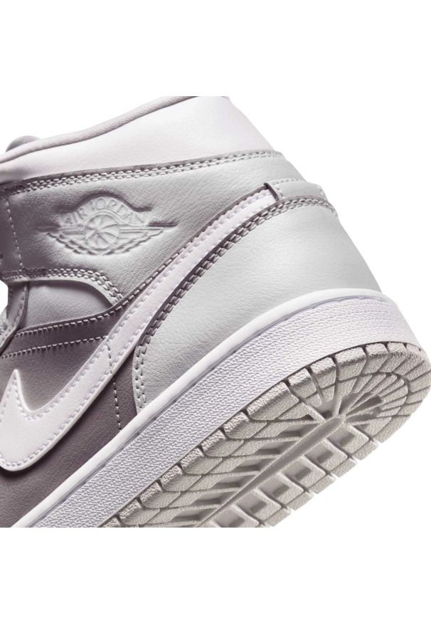 Nike Air Jordan 1 Mid Photon Dust Atmosphere Sneakersy damskie. Okazja: na co dzień. Kolor: szary. Materiał: guma, skóra. Szerokość cholewki: normalna. Model: Nike Air Jordan
