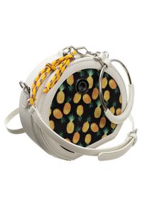 Torebka damska kuferek w ananasy Monnari 1650. Wzór: nadruk, aplikacja. Sezon: lato. Materiał: skórzane