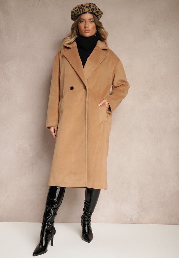 Renee - Ciemnobeżowy Klasyczny Płaszcz o Dwurzędowym Kroju z Kieszeniami Malwilina. Okazja: na co dzień. Kolor: beżowy. Materiał: jeans. Wzór: aplikacja. Styl: klasyczny