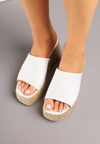 Born2be - Białe Klapki na Koturnie z Plecionki Idarina. Okazja: na co dzień, na spacer. Kolor: biały. Sezon: lato. Obcas: na koturnie. Styl: casual, elegancki, wizytowy #5