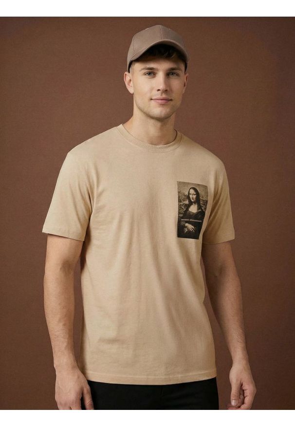 Sinsay - Bawełniana koszulka z nadrukiem - beżowy. Kolor: beżowy. Materiał: bawełna. Wzór: nadruk