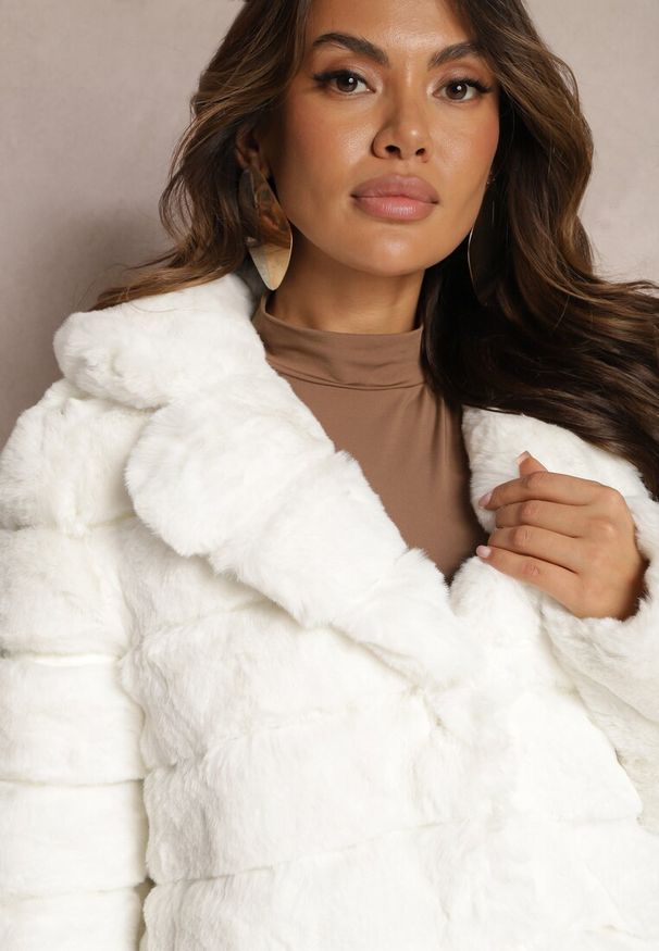 Renee - Biała Futrzana Kurtka z Wywiniętym Kołnierzem Snaline. Kolor: biały. Materiał: futro