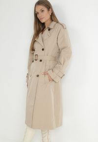 Born2be - Beżowy Płaszcz Trencz Dwurzędowy z Paskiem Cloimia. Okazja: na co dzień. Kolor: beżowy. Materiał: dzianina. Długość rękawa: długi rękaw. Długość: do kolan. Styl: wizytowy, casual, klasyczny, elegancki #1