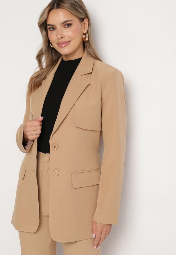 Born2be - Beżowa Jednorzędowa Marynarka z Kieszeniami i Wiązanym Paskiem Inellora. Okazja: na co dzień. Kolor: beżowy. Materiał: jeans. Styl: klasyczny, elegancki, casual