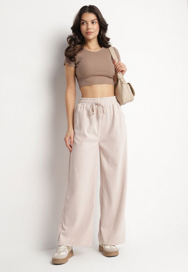 Born2be - Beżowe Szerokie Spodnie z Wysokim Stanem Wiązane Sznurkiem Cosetta. Okazja: na co dzień. Stan: podwyższony. Kolor: beżowy. Styl: casual, elegancki