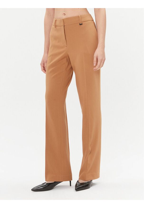 DKNY Spodnie materiałowe UG3PX097 Brązowy Regular Fit. Kolor: brązowy. Materiał: syntetyk
