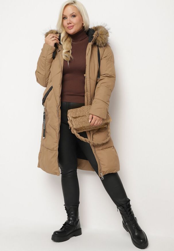 Born2be - Beżowa Kurtka Pikowana z Odpinanym Futerkiem Zivilda. Okazja: na co dzień. Kolekcja: plus size. Kolor: beżowy. Materiał: futro. Wzór: geometria. Styl: casual, elegancki, klasyczny