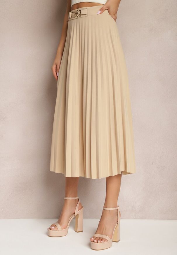Renee - Beżowa Plisowana Spódnica z Gumką w Talii i Ozdobą w Serca Pearlis. Kolor: beżowy. Wzór: aplikacja