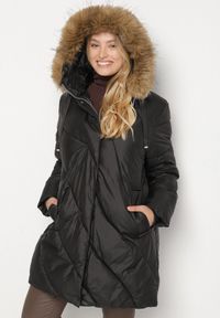 Born2be - Czarna Kurtka z Asymetrycznym Pikowaniem i Kapturem z Futerkiem Ruvita. Okazja: na co dzień. Typ kołnierza: golf. Kolekcja: plus size. Kolor: czarny. Materiał: futro. Styl: casual