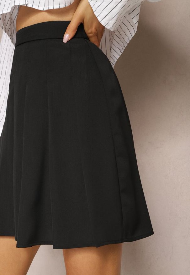 Renee - Czarna Rozkloszowana Spódnica Zapinana na Zamek Błyskawiczny z Zakładkami Sonarella. Okazja: na co dzień. Kolor: czarny. Materiał: bawełna. Styl: elegancki, casual