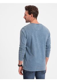 Ombre Clothing - Longsleeve męski washowany z okrągłym dekoltem - niebieski denim V6 OM-LSWL-0103 - XL. Okazja: na co dzień. Kolor: niebieski. Materiał: denim. Długość rękawa: długi rękaw. Długość: długie. Wzór: gładki. Styl: rockowy, klasyczny, casual