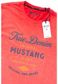 Mustang - MUSTANG T SHIRT Alex C Print 1008961 7179. Kolor: czerwony. Wzór: nadruk