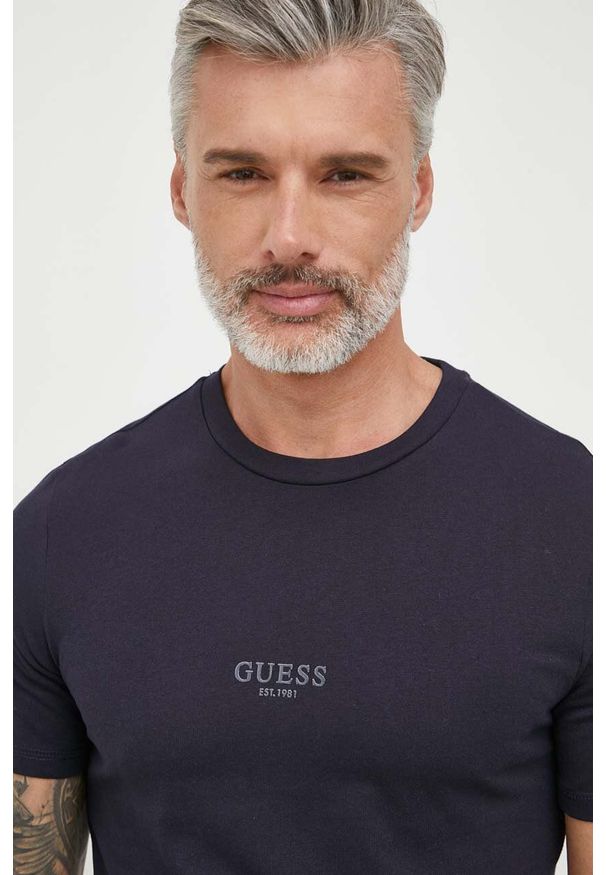Guess t-shirt bawełniany kolor granatowy z aplikacją. Kolor: niebieski. Materiał: bawełna. Wzór: aplikacja. Styl: klasyczny