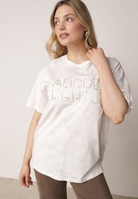 Born2be - Biały Oversizowy T-shirt z Bawełny Zdobiony Haftem z Cekinami Pidella. Okazja: na co dzień. Kolor: biały. Materiał: bawełna. Wzór: haft, aplikacja. Styl: casual, elegancki #6