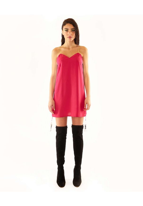 DSG - Różowa sukienka z logo BABY DOLL. Okazja: na imprezę. Kolor: różowy, wielokolorowy, fioletowy. Długość rękawa: na ramiączkach. Wzór: haft, aplikacja. Długość: mini